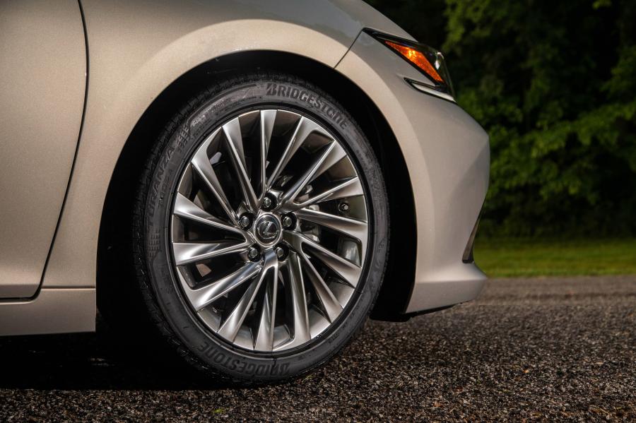 Колеса Lexus ES300h 2018 года  (NA) (фото 15 из 41)